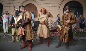 A budai várban a Hősök útján történelmi személyiségek elevenednek meg, itt Szent István történetének bemutatójához készülődnek a segédek