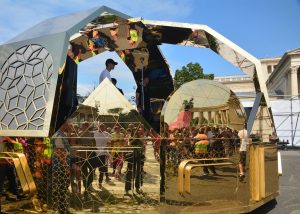 A korona érkezik a Hősök terére, a magyar jelképek installációjához