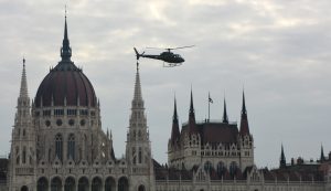 AS 350-es légi parádézik a Parlament előtt, ez a típus vesz részt a határellenőrzésben, határmegfigyelésben