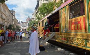 Az aranyvonat a koronaőröknek is emléket állít