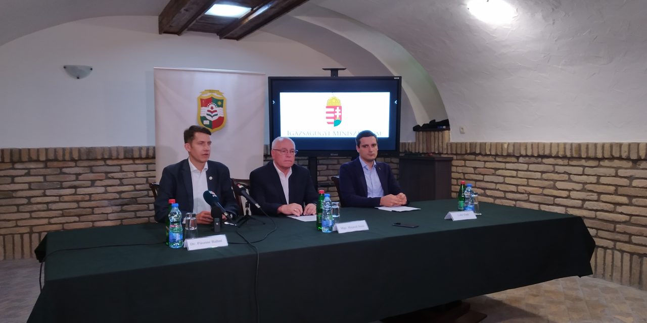 <span class="entry-title-primary">„Elfogytak volna a magyar jogászok”</span> <span class="entry-subtitle">Miért volt szükség a Magyar Nemzeti Tanács egymillió forintos jogászösztöndíjára? – Magyar tanuló nélkül marad-e az állami jogtudományi kar?</span>