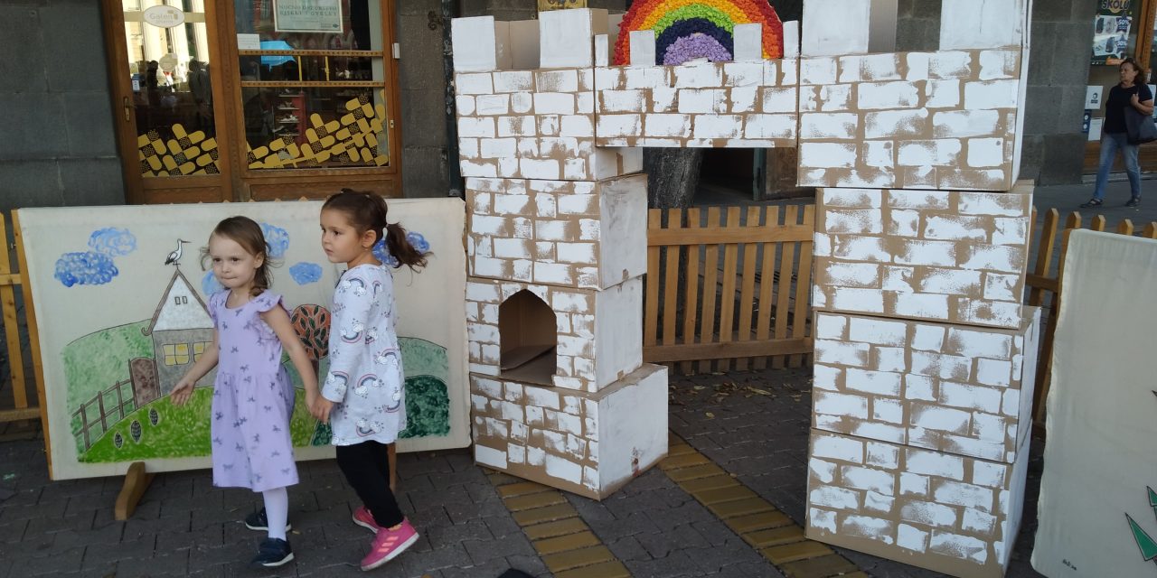 Szélben lebegő mese