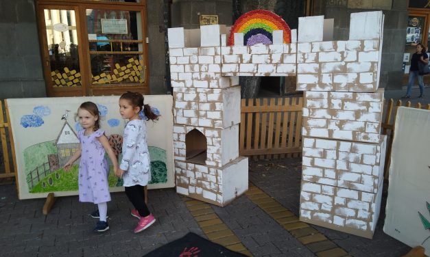 Szélben lebegő mese