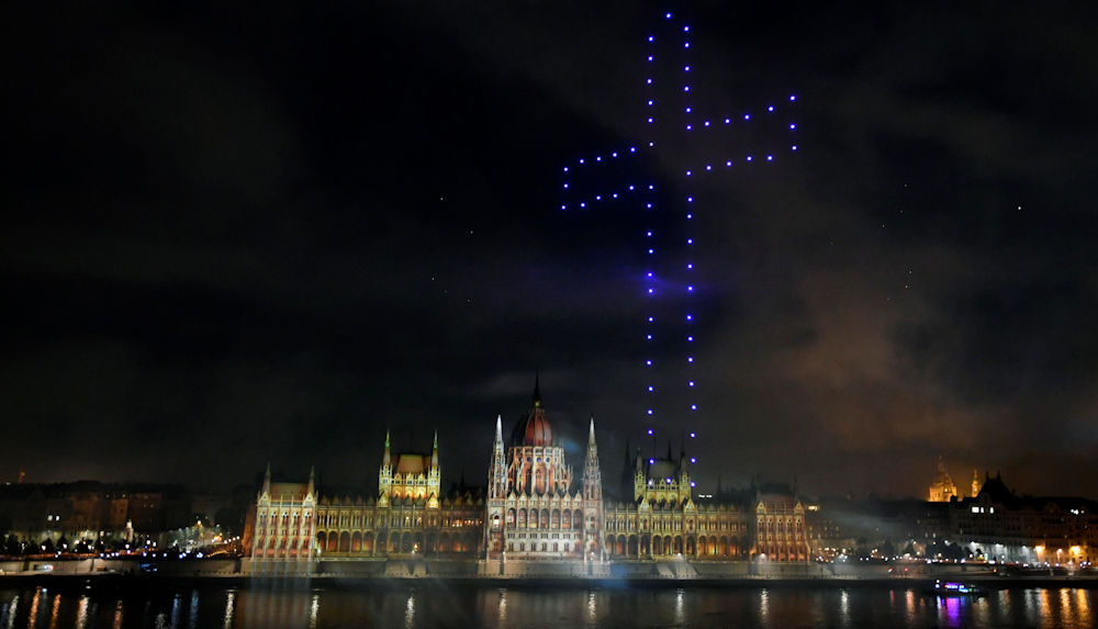 <span class="entry-title-primary">Mega-tűzijáték és giga-kereszt a Szent István-éjszakában</span> <span class="entry-subtitle">Tömegünnepély-dömpinget produkált az Orbán-kormány a vírus feledtetésére – Remélhetőleg a COVID nem vág vissza tömegfertőzéssel</span>