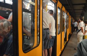 Tömeg-közlekedés, a járművek már a végállomásokon megtelnek, a megállókban felszállni lehetetlen