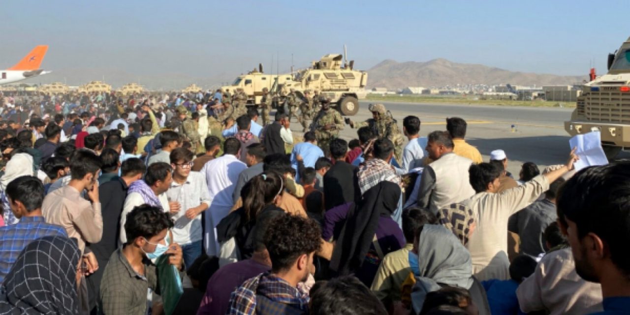 A kimenekített afgánok első csoportja megérkezett Albániába
