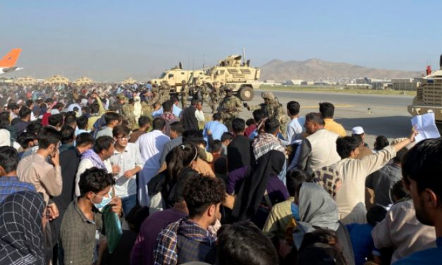 A kimenekített afgánok első csoportja megérkezett Albániába