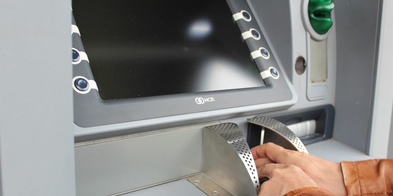 A nemzeti bank megvédené a polgárokat a bankok áremelésétől