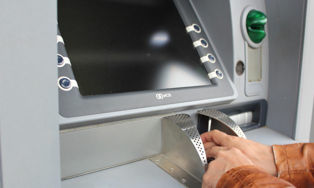 Fél év alatt 775 millió eurót profitáltak ügyfeleiken a bankok