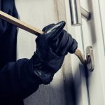 Édesdeden aludt a szekrényben a betörő