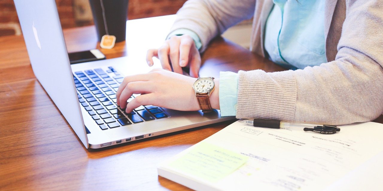 Hatszor többet keresnek a programozók, mint a gyorséttermi dolgozók