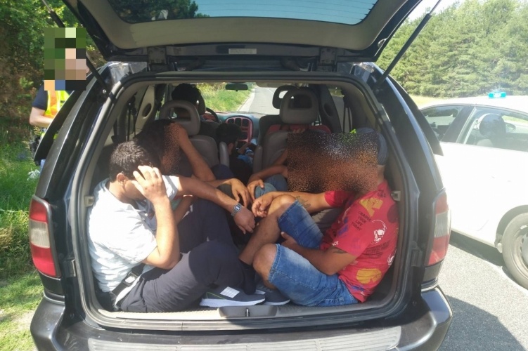 Győrnél fogták el a szerb sofőrt, kilenc migránst szállított