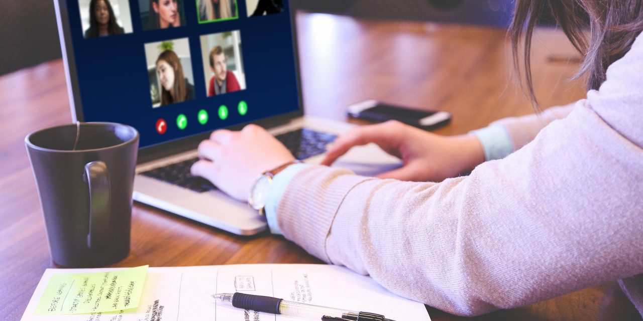 Éppen Zoomon beszélt egy amerikai nő, amikor a kisgyermeke fejbe lőtte