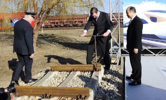 „Rengeteg mulasztás történt, emberek haltak meg az Újvidék-Magyarország vasút építése során”