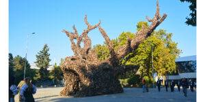 A bejáratnál álló Totem a Csodaszarvas alapján készült