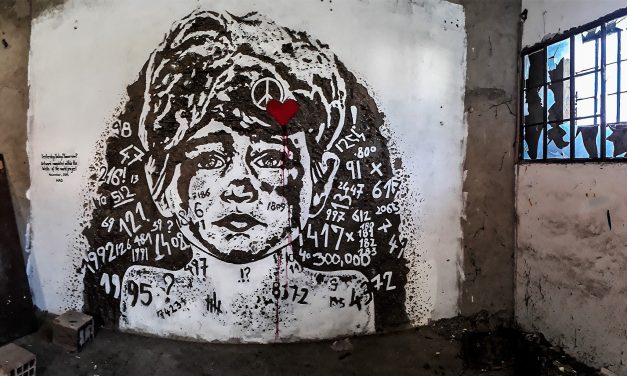 <span class="entry-title-primary">Hogy kerül a csizma az asztalra? (Csúcsra járatott demograffiti 1.)</span> <span class="entry-subtitle">Falfirkák a családvédelmi aranyköpések (és Nyugat-ellenes köpködések) budai csúcskonferenciájáról </span>