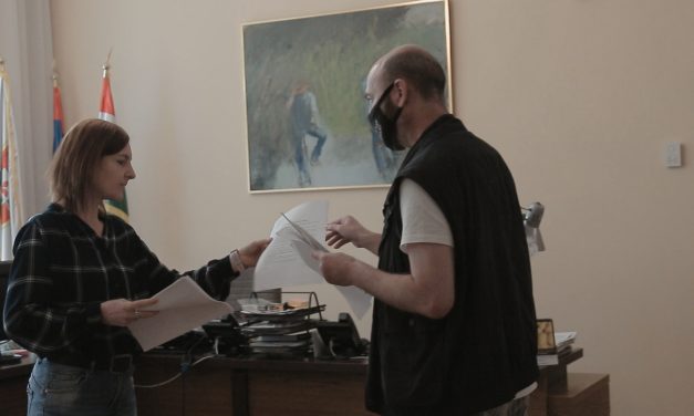 Tanyaszínház: Átadták a petíciót, ezerháromszáz támogató aláírással