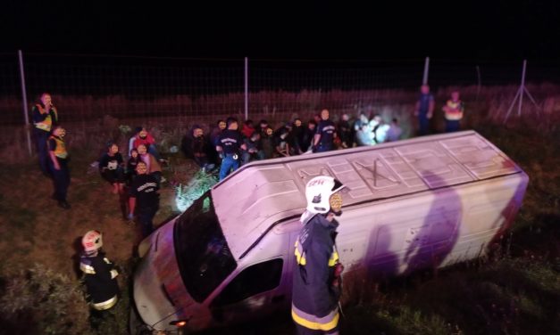 Menekültekkel teli járművel sodródott árokba Szombathelyen egy szerbiai embercsempész