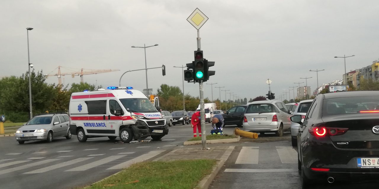 Óbecsei mentő karambolozott Újvidéken