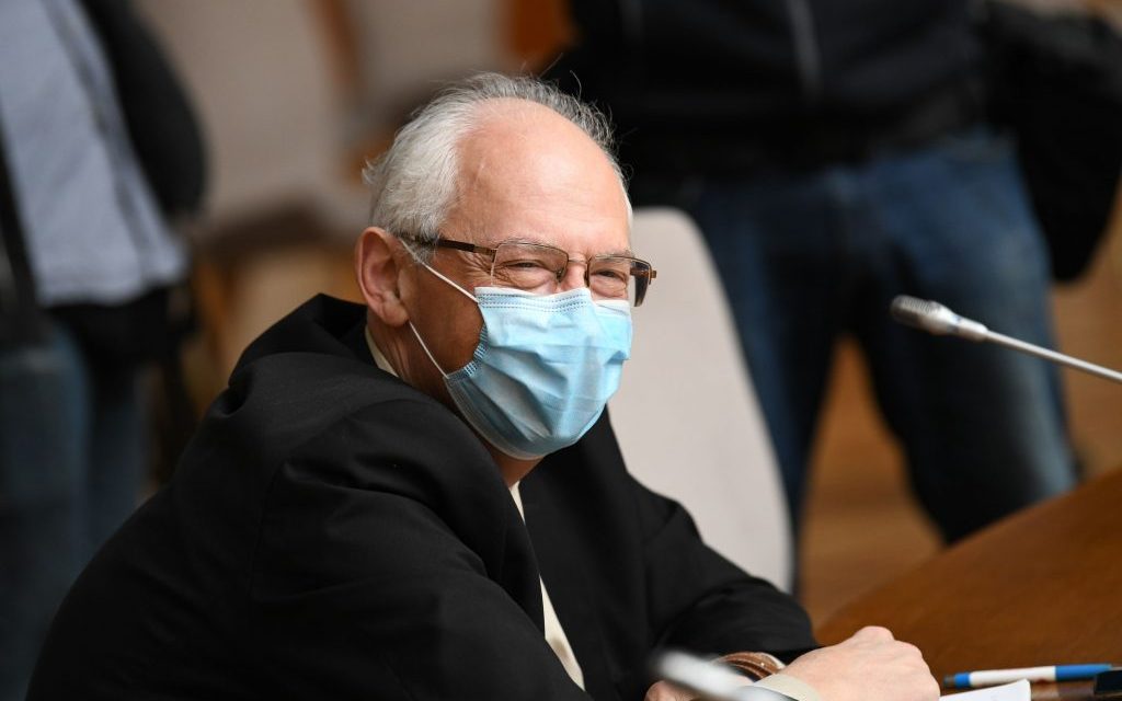 Kon: Szabadtéren is hordjanak maszkot!