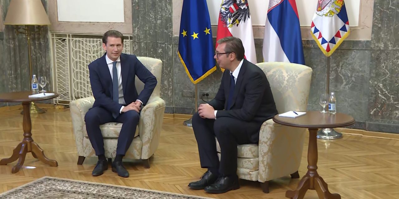 Vučić kitüntette az osztrák kancellárt