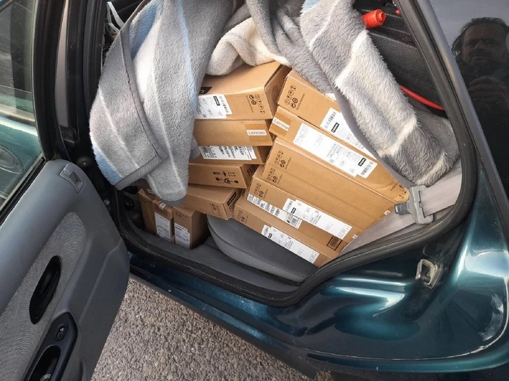 Pokróccal takarták le az ülésre rejtett laptopokat, a horgosi vámosoknak nem volt nehéz dolguk (Fotók)