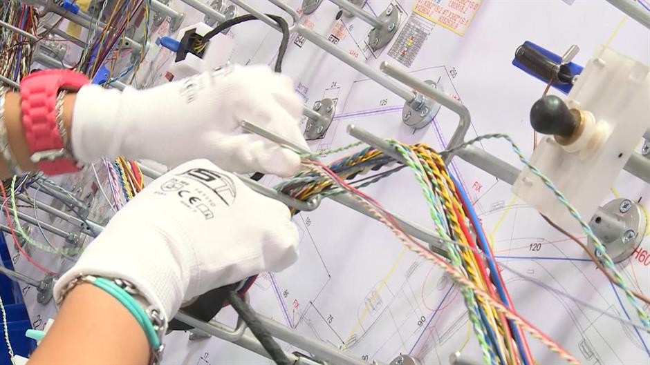 Rossz munkakörülmények, kevés fizetés: Egyre több munkás hagyja ott a Leoni gyárat