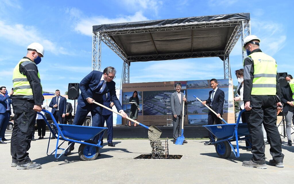 Szerbia az orosz mellett kínai vakcinát is gyárt majd
