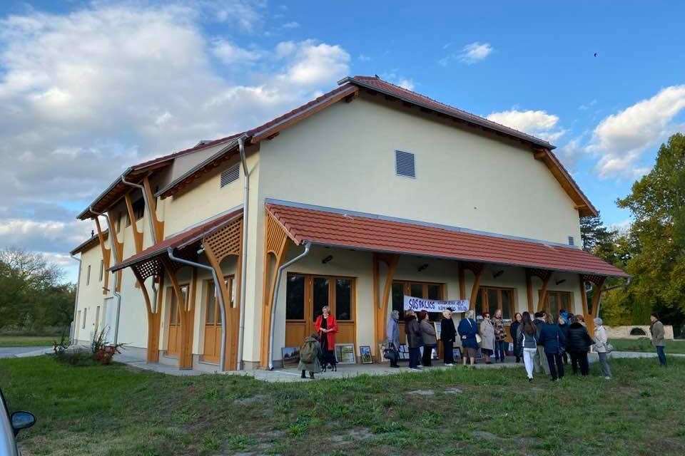 <span class="entry-title-primary">A művészek válaszokat várnak, Pásztor Bálint szerint semmi ok sincs az aggodalomra</span> <span class="entry-subtitle">Több mint egy éve üresen tátong a milliókból épült Palicsi Magyar Kultúrközpont</span>