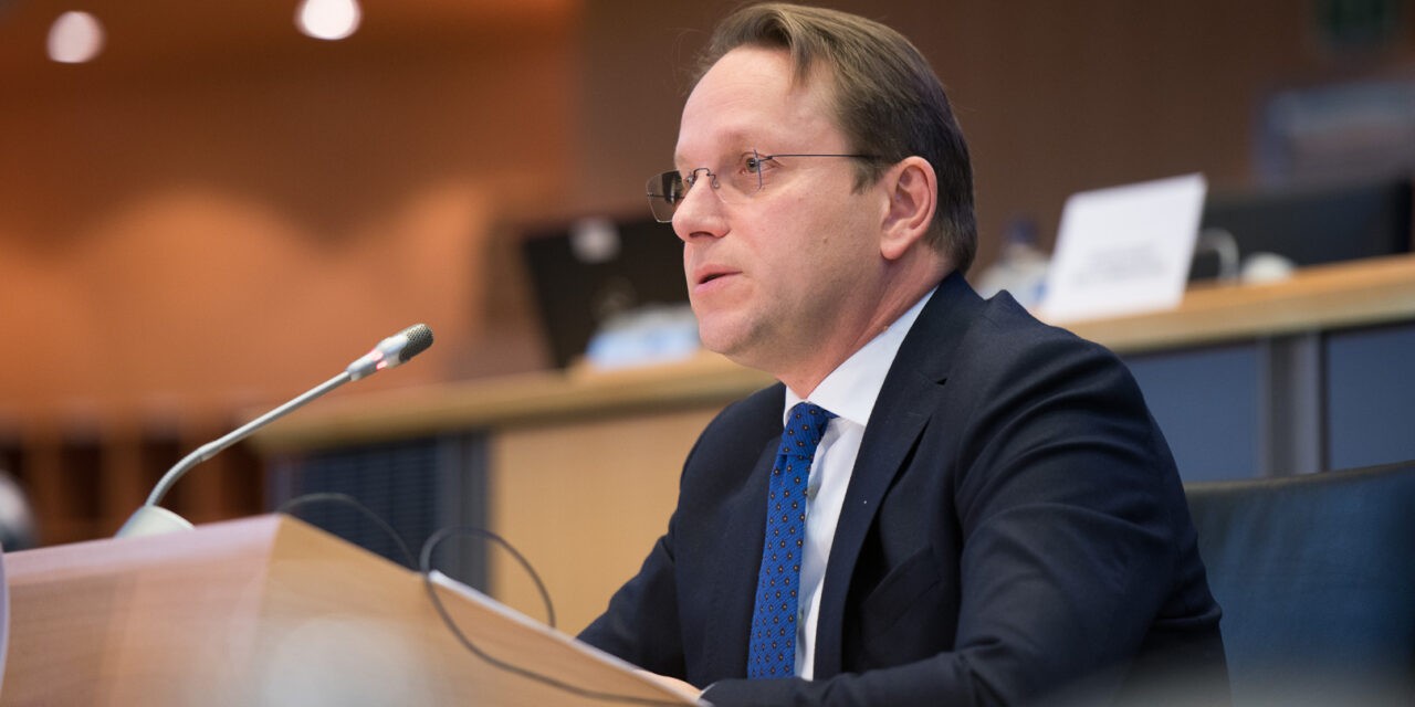 Kivizsgálást kezdeményeznek Várhelyi ellen Dodik támogatása miatt