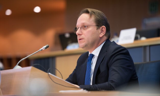 Több tucat EP-képviselő sürgeti a magyar biztos, Várhelyi Olivér kirúgását