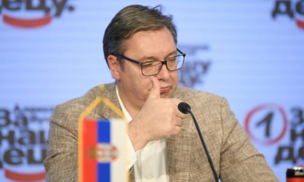 Vučić fizetésemelést kap