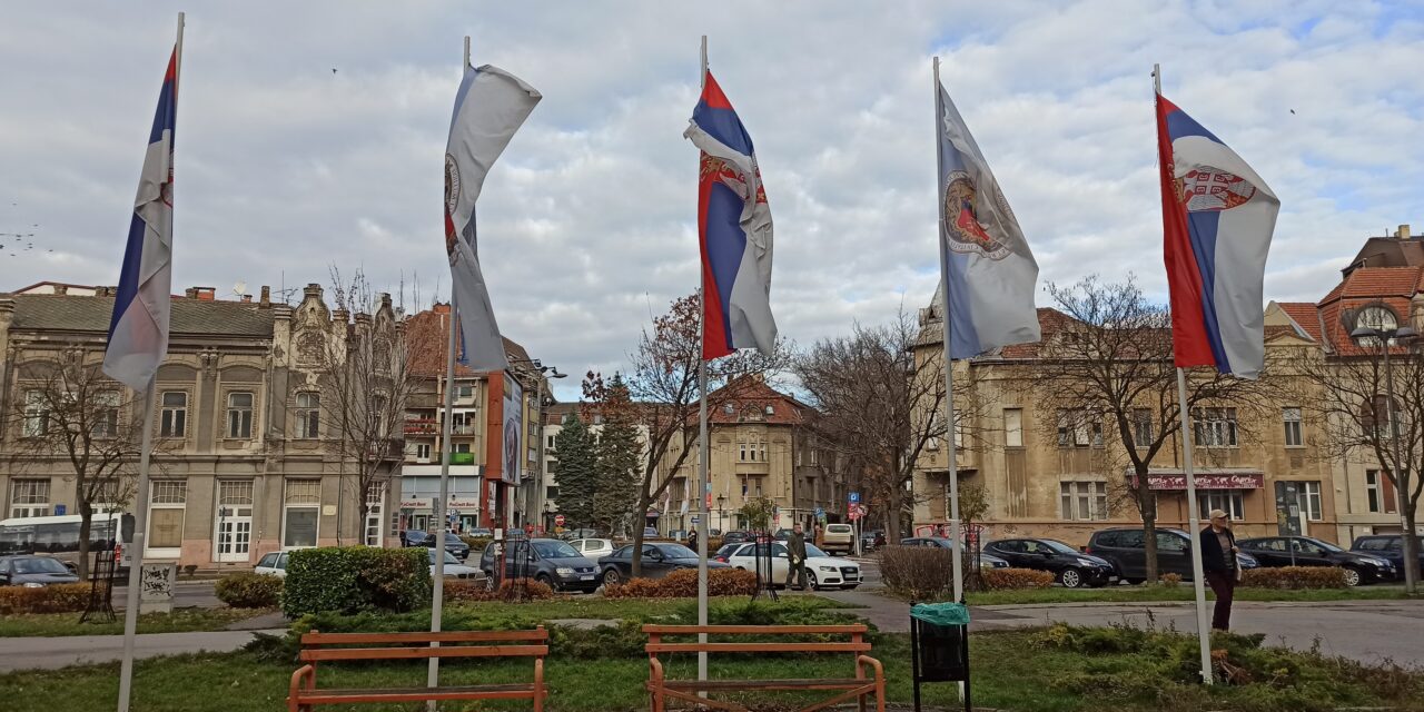 Hatszáznál is több lobogó díszíti Szabadkát – de mennyibe került ez?