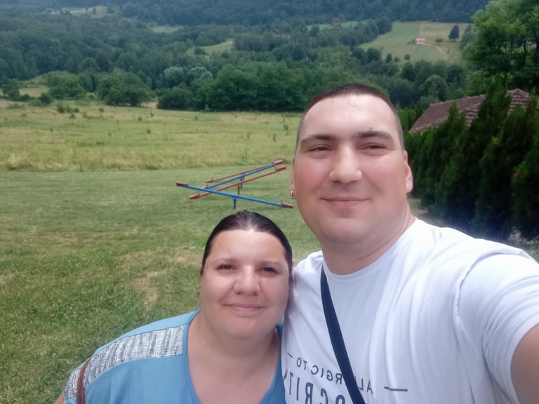 Juhász Krisztina és Gábor az adai római katolikus temető temetőcsőszei (Fotó: magánarchívum)