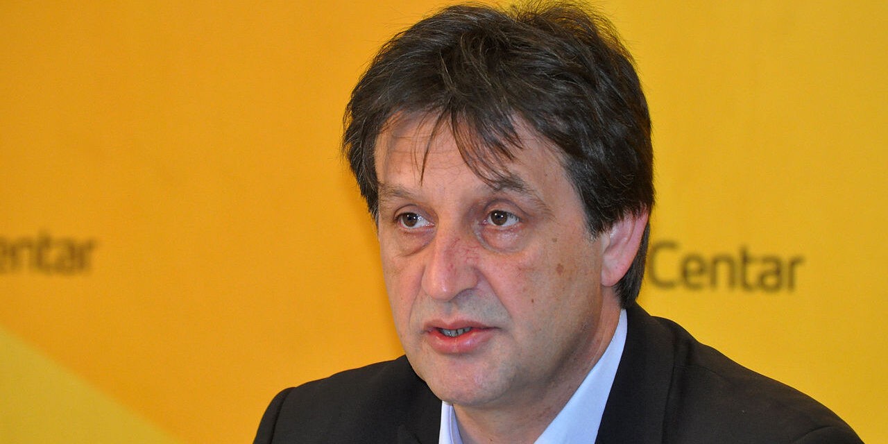 Autóbalesetet szenvedett a honvédelmi miniszter