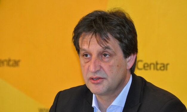 Autóbalesetet szenvedett a honvédelmi miniszter