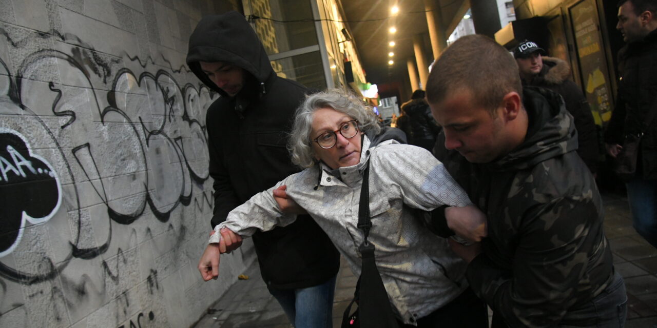 Civil ruhás rendőrök vették őrizetbe a Mladićot ábrázoló falfestményt tojással dobáló aktivistát (Videó!)