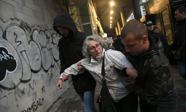 Civil ruhás rendőrök vették őrizetbe a Mladićot ábrázoló falfestményt tojással dobáló aktivistát (Videó!)