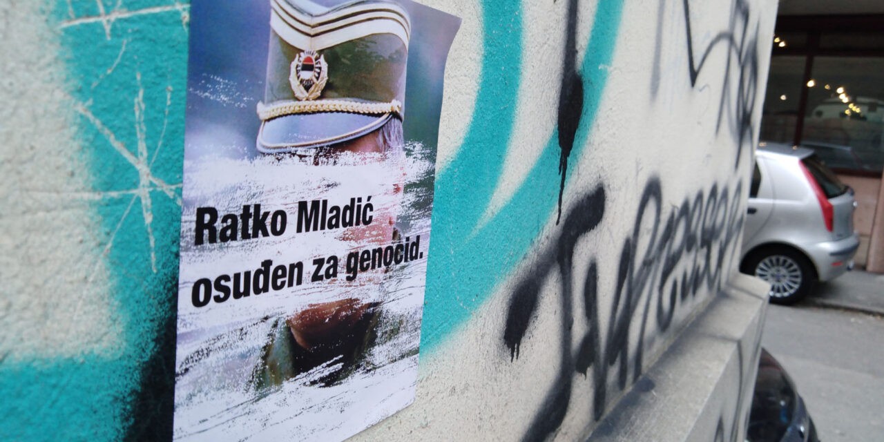 Már nemcsak a Mladićot éltető, hanem az őt elítélő plakátok is egyre több helyen bukkannak fel