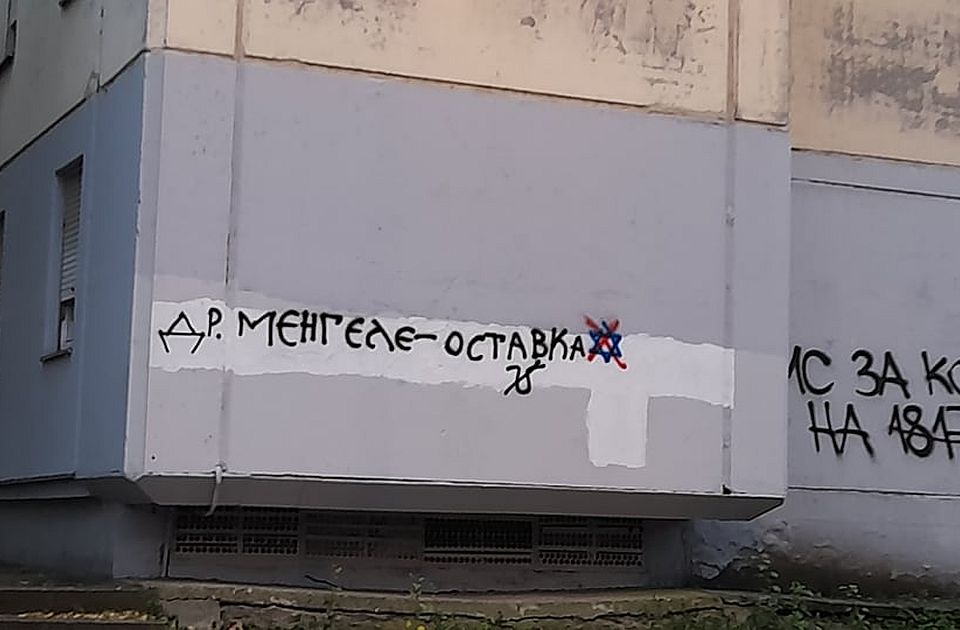 Predrag Konnak címzett antiszemita graffitik jelentek meg Belgrádban és Újvidéken