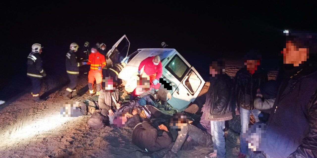 Árokba borult egy menekülteket szállító kisteherautó (Fotók)