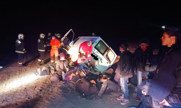 Árokba borult egy menekülteket szállító kisteherautó (Fotók)