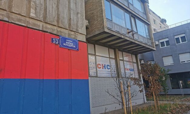 Ratko Mladić sugárút feliratú matricával ragasztottak le több újvidéki utcanévtáblát