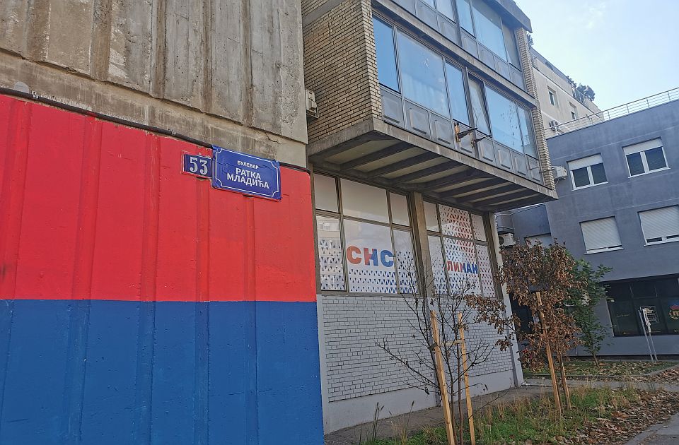 Ratko Mladić sugárút feliratú matricával ragasztottak le több újvidéki utcanévtáblát