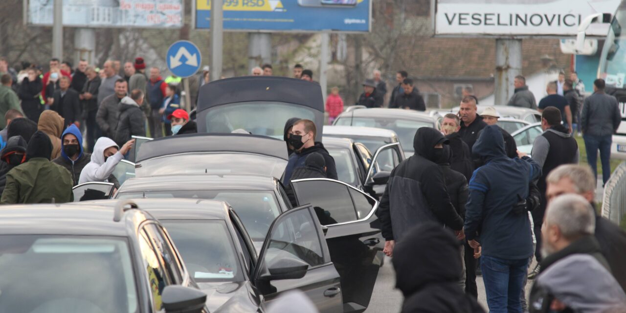 Szolgálati autókkal érkeztek a verőlegények