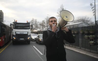 Manojlović: Vučić csak a független médiumok eltávolítása után írhatja ki a választást