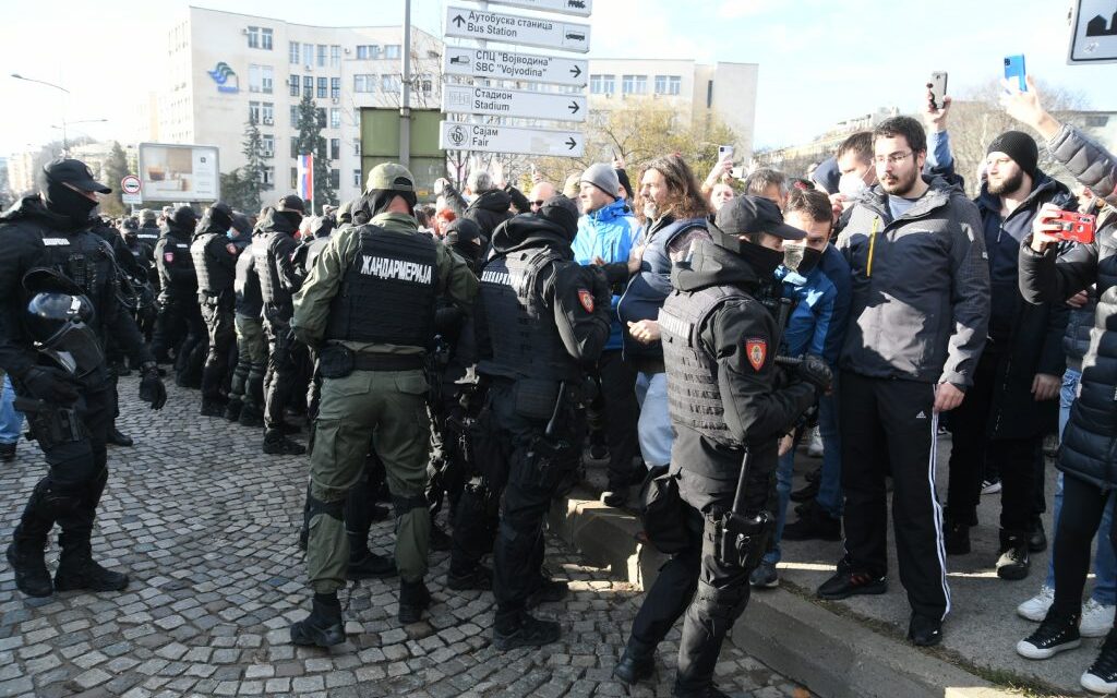 Tüntetések Szerbia szerte, incidensek több vajdasági városban