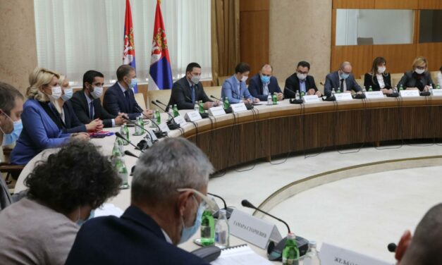 Orvosok: Este nyolc helyett hat órától legyenek érvényesek a védettségi igazolványok