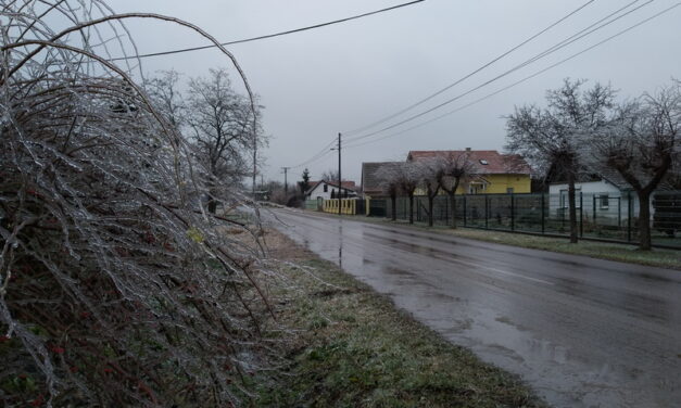 Villanyvezetékek szakadtak le, befagyott a sorompó Szabadkán