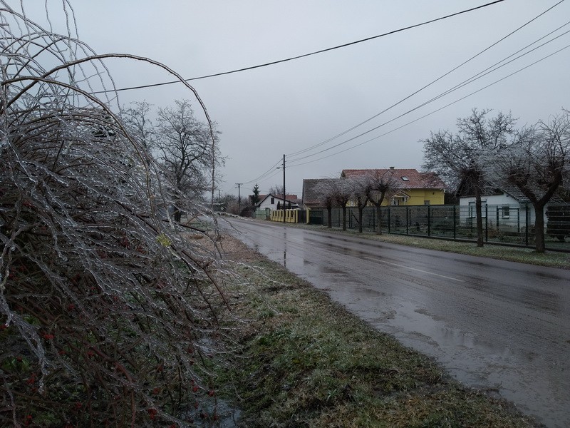 Villanyvezetékek szakadtak le, befagyott a sorompó Szabadkán